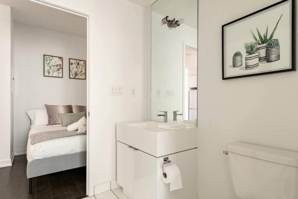 Guestic At Cityplace - Lake View & One Free Parking Toronto Exteriör bild