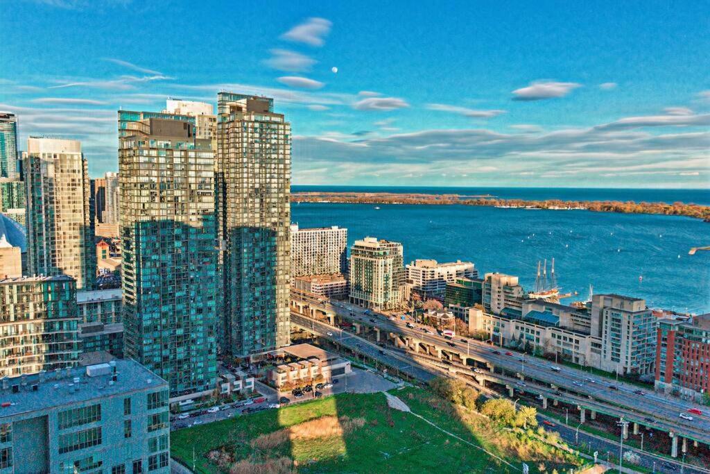 Guestic At Cityplace - Lake View & One Free Parking Toronto Exteriör bild